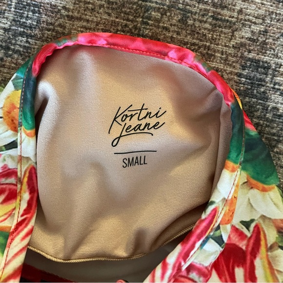 Kortni Jeane tied up top - Picture 2 of 4